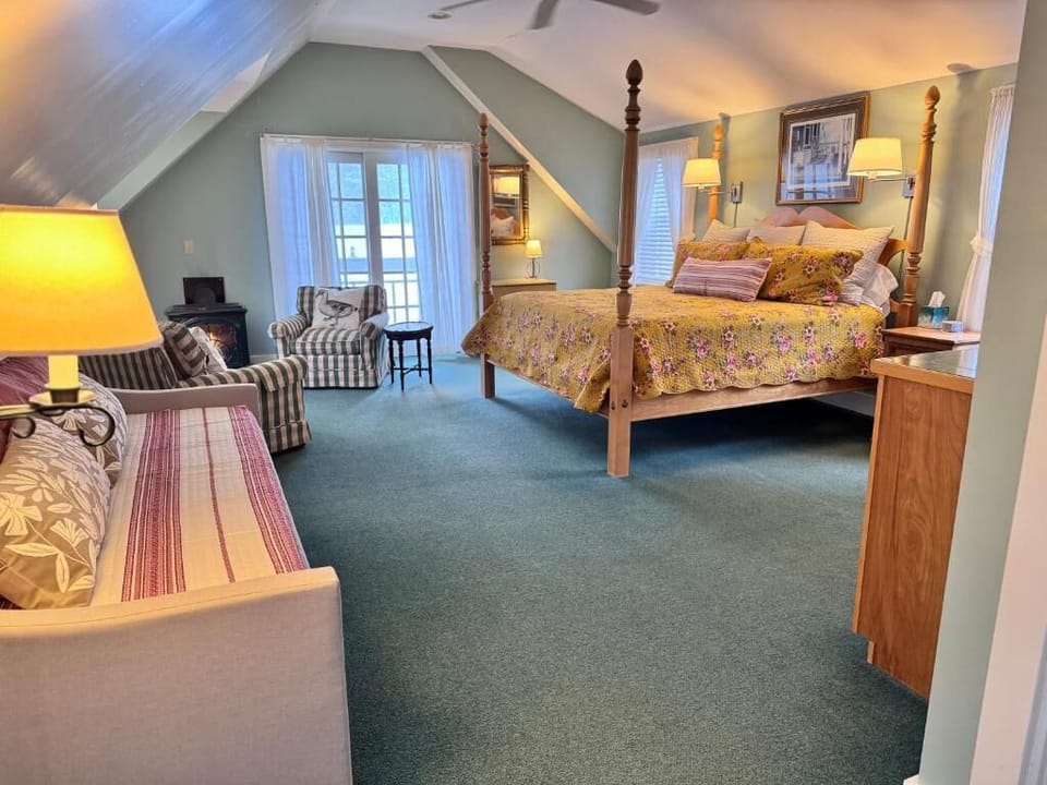 Signature Studio Suite, Balcony, Garden View | Premium bedding, individually decorated, individually furnished