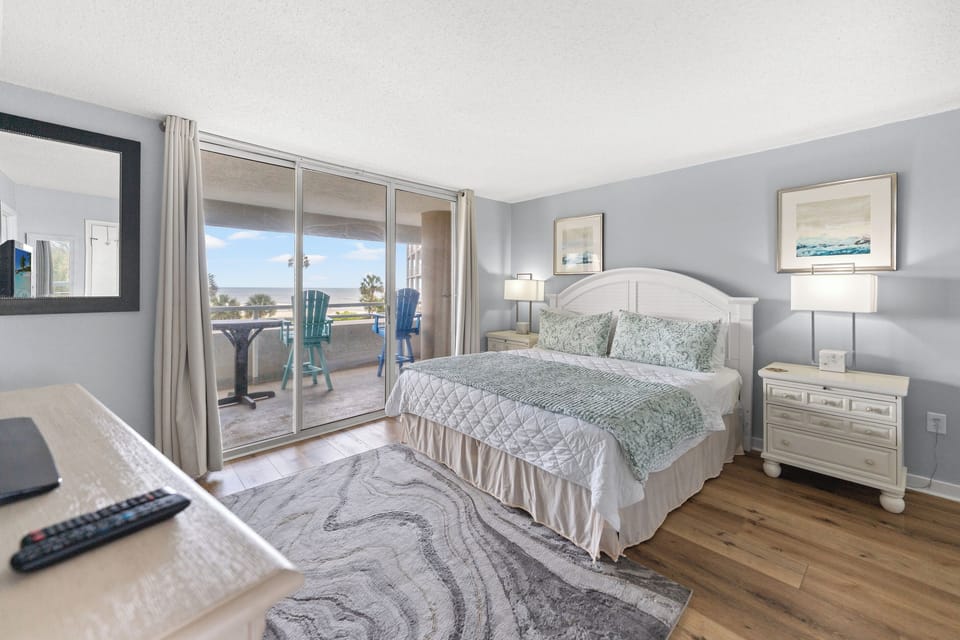 Beautiful Main Bedroom with a king bed, ensuite and balcony access