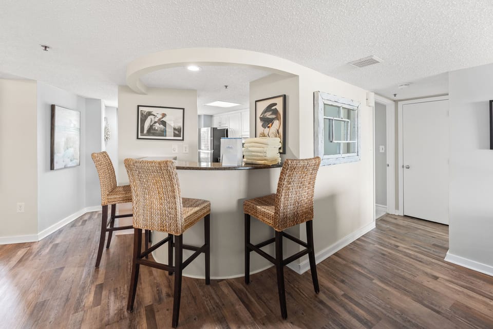 Breakfast Bar off the kitchen for extra seating
