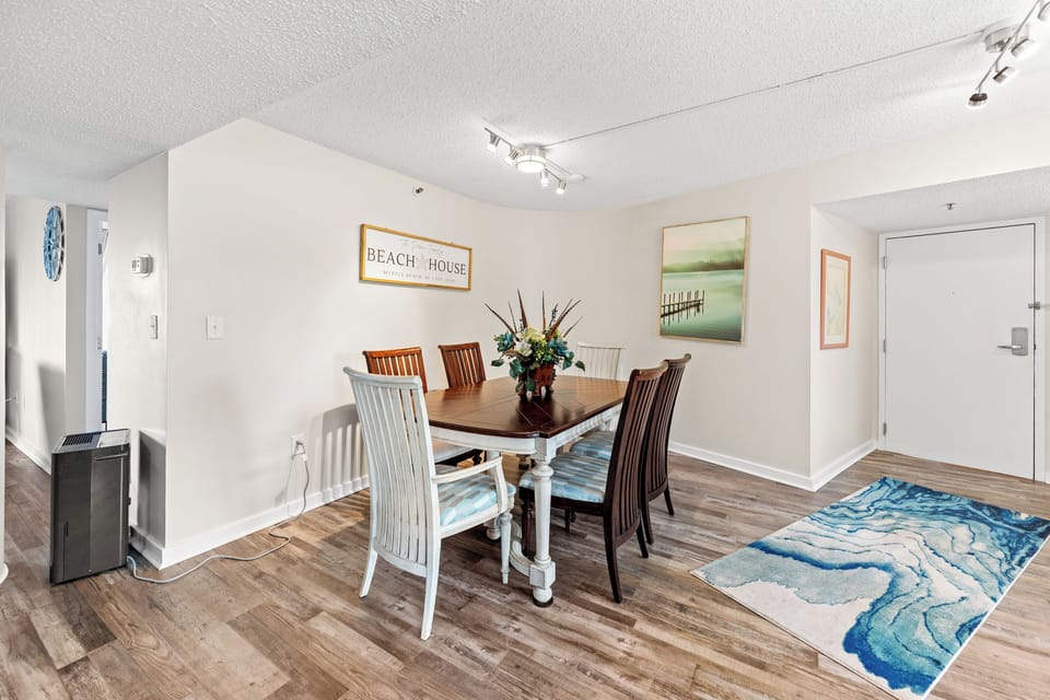 Dining Area with seating for 6