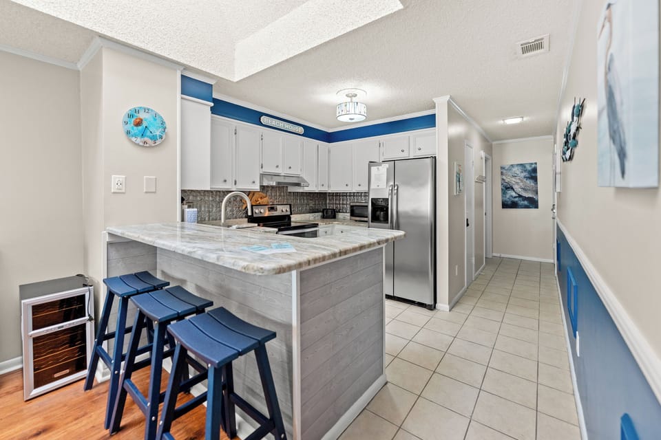 Remodeled kitchen w/ breakfast bar seating