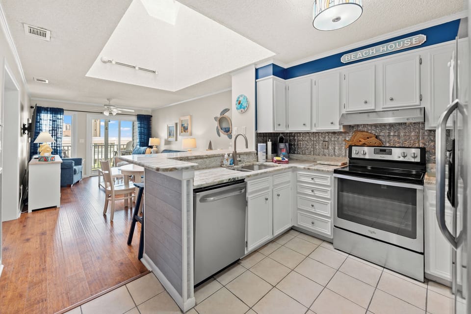 Updated kitchen - fully stocked w/ essentials