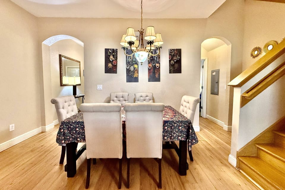 Dining Room (Seats 6)