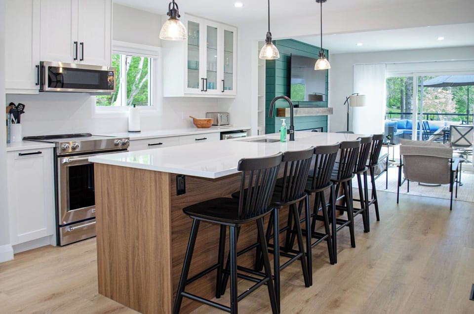Island seating for 6 guests