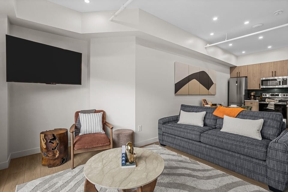 rundle-nook-canmore-open-concept-living-kitchen-smart-tv
