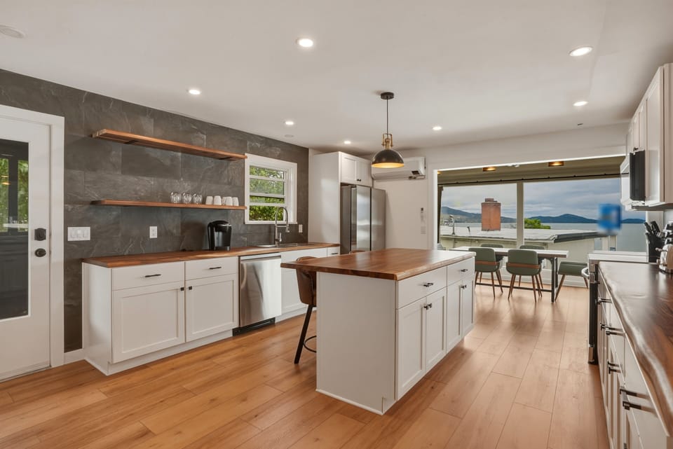 Sitting behind and overlooking the Port Polson Inn, the Lookout is well located less than 1/2 block off Flathead Lake with beautiful panoramic views, next to Ducharme Park, and about a 5 minute walk to downtown Polson