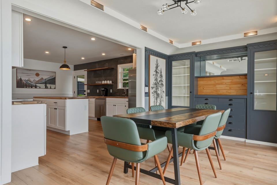Sitting behind and overlooking the Port Polson Inn, the Lookout is well located less than 1/2 block off Flathead Lake with beautiful panoramic views, next to Ducharme Park, and about a 5 minute walk to downtown Polson