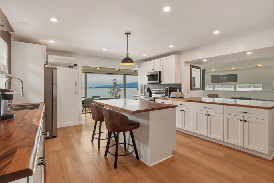 Sitting behind and overlooking the Port Polson Inn, the Lookout is well located less than 1/2 block off Flathead Lake with beautiful panoramic views, next to Ducharme Park, and about a 5 minute walk to downtown Polson