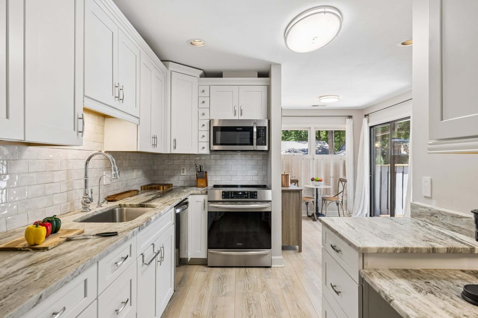 The fully equipped kitchen offers everything needed to prepare breakfast before a beach day or dinner after an afternoon on the golf course