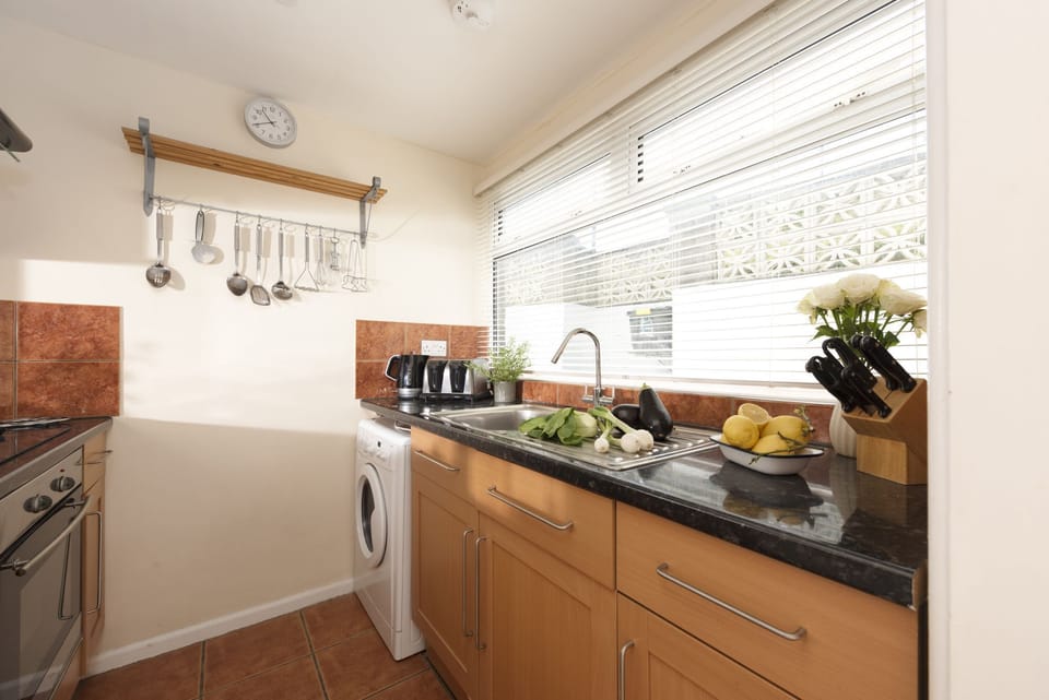 Kitchen with oven, hob, washer/dryer, cafetiere, fridge - Porth Beach House