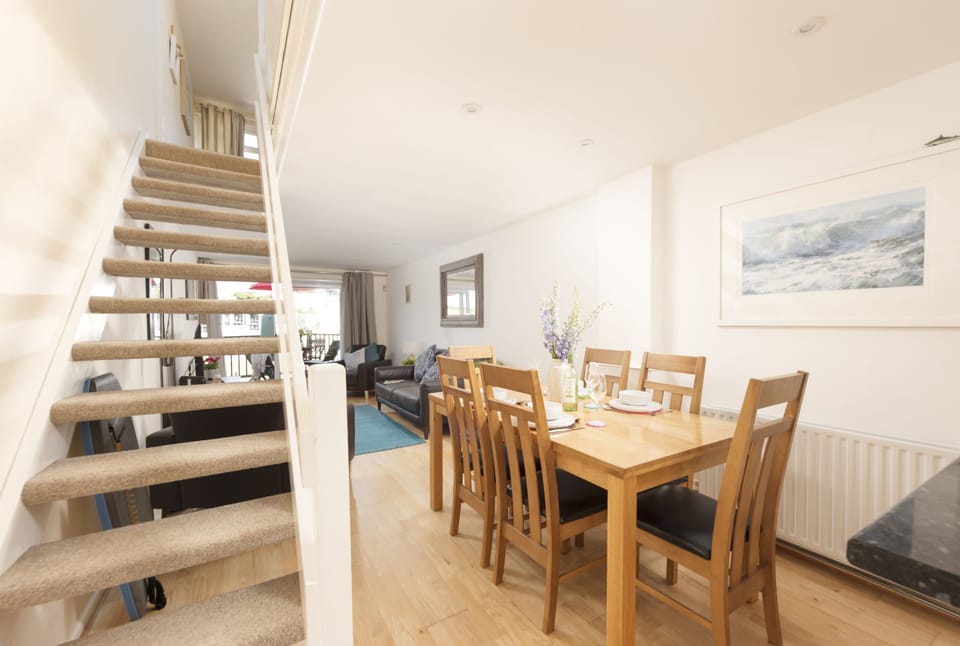 Dining area with seating for 6 - Porth Beach House