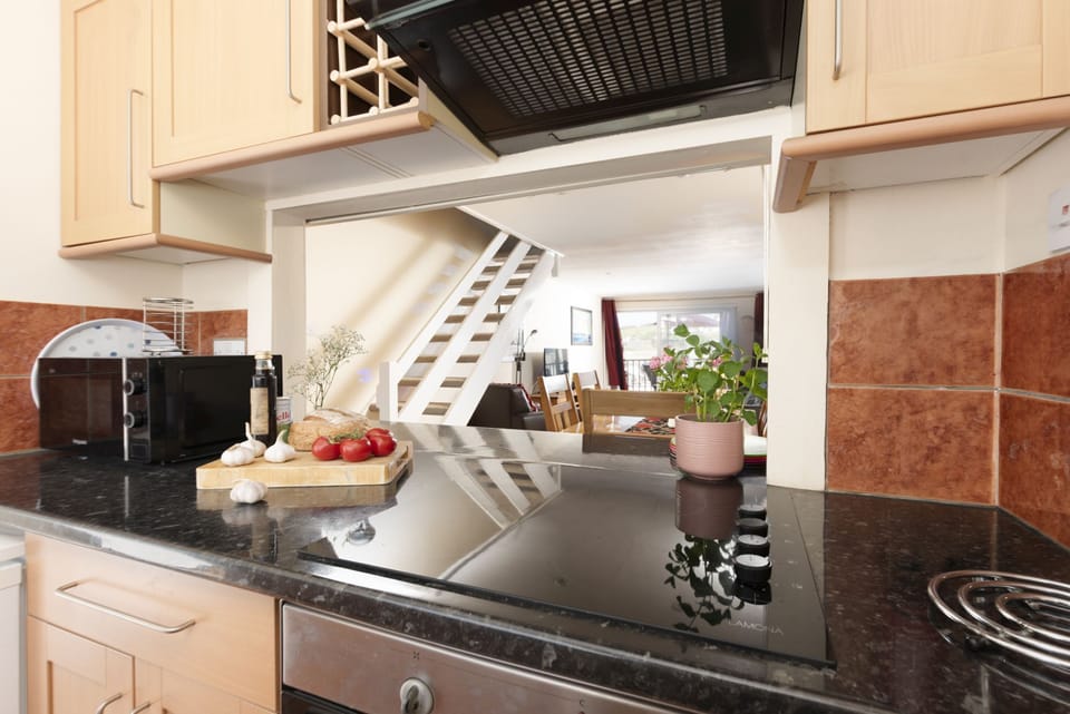 Serving hatch between kitchen to lounge - Porth Beach House