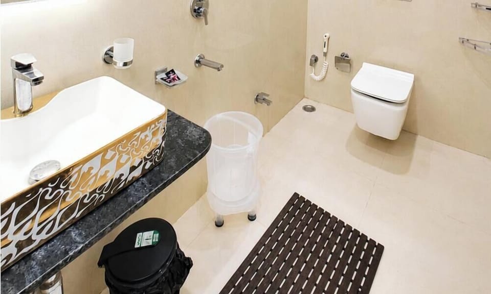 Superior Double Room, Air conditioning | Bathroom | Shower, rainfall showerhead, slippers, towels