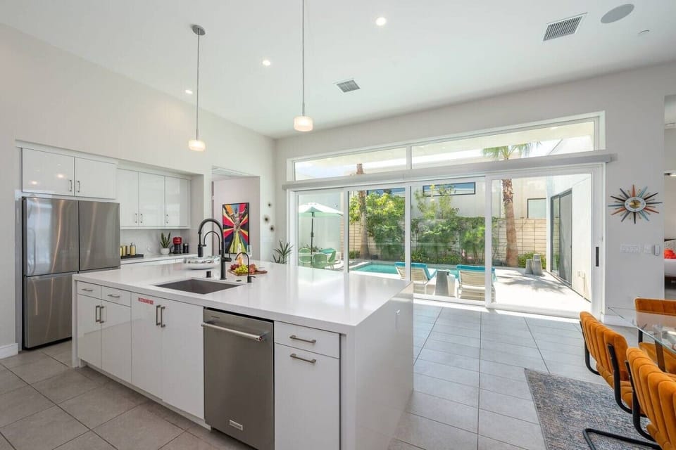 Kitchen: stainless steel appliances (refrigerator, 4-stove gas stove, dishwasher, built-in microwave, (4) bar stools
