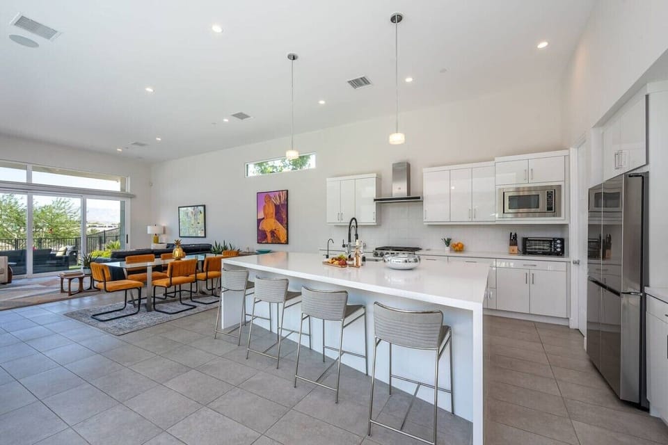 Kitchen: stainless steel appliances (refrigerator, 4-stove gas stove, dishwasher, built-in microwave, (4) bar stools