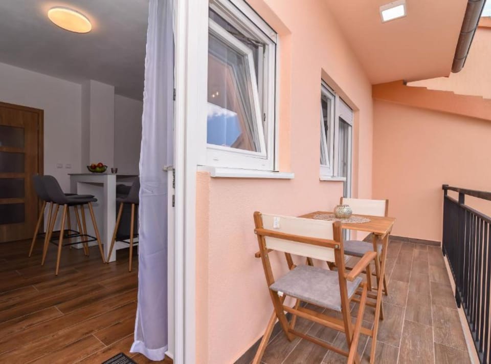 Apartment (One Bedroom Apartment with Terrace an) | Balcony