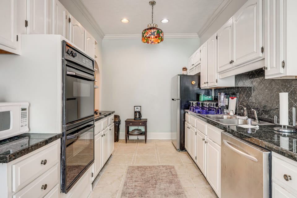 Eat-In Kitchen