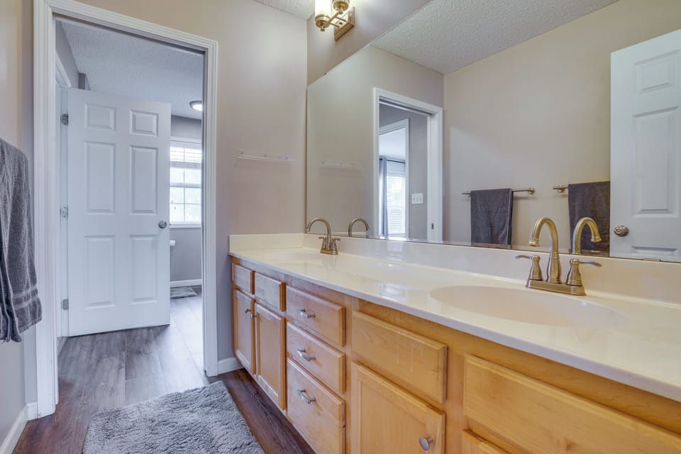 Full Bath | 2nd Floor