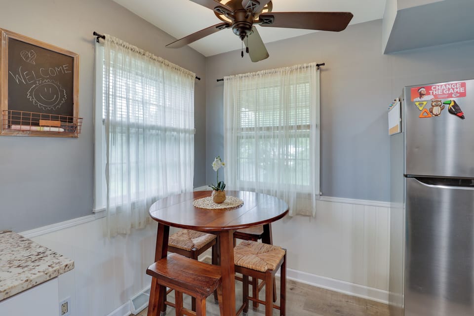 Dining Area | Dishware/Flatware Provided