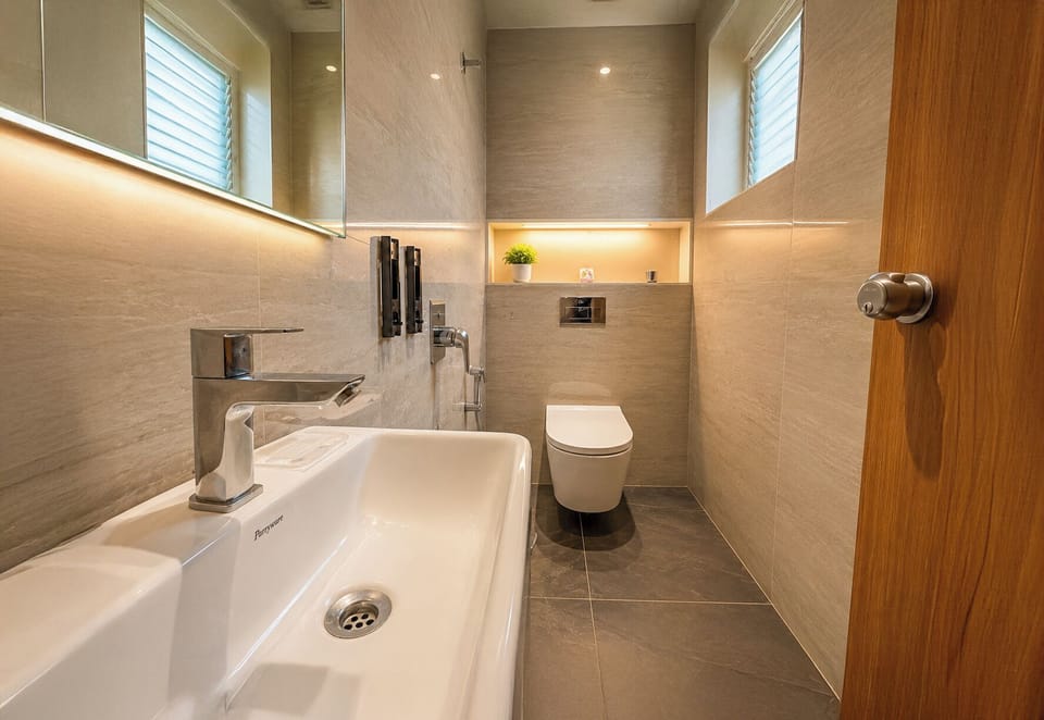 Cozy Studio Suite | Bathroom | Shower, towels, soap, shampoo