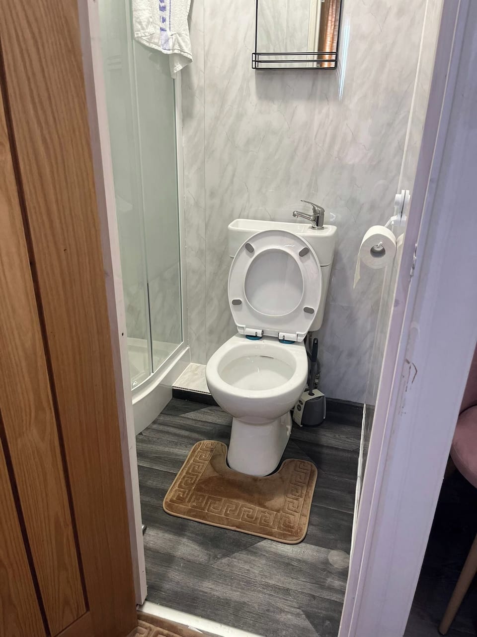 Combined shower/tub, deep soaking tub, towels