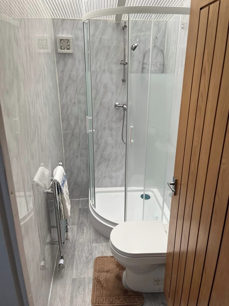 Combined shower/tub, deep soaking tub, towels