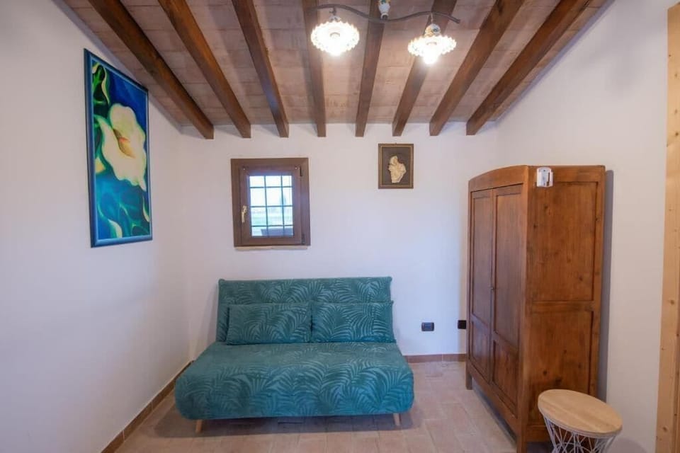 Deluxe Room, Garden View | Living area | 20-inch flat-screen TV with digital channels