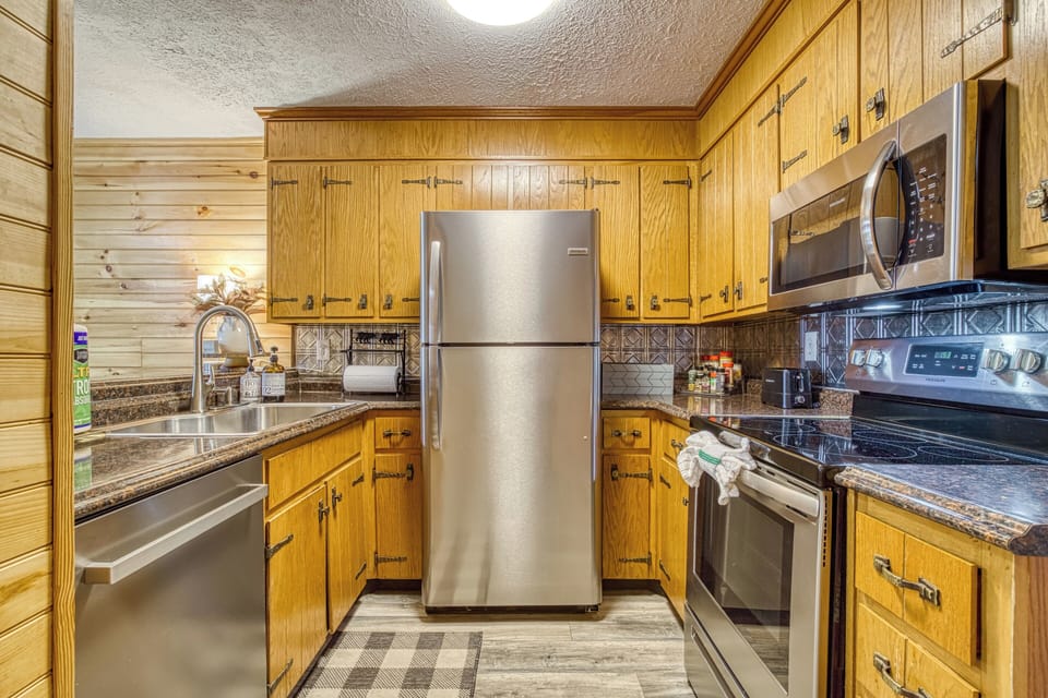 Condo in Gatlinburg "Ober the Rainbow" - Fully furnished kitchen with stainless steel appliances