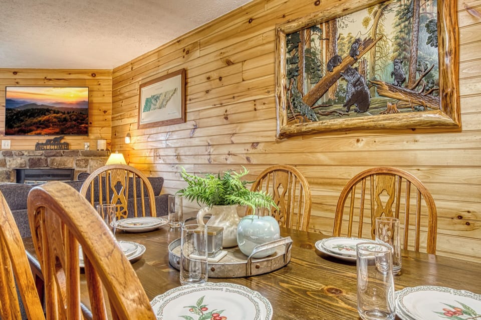 Condo in Gatlinburg "Ober the Rainbow" - Dining table