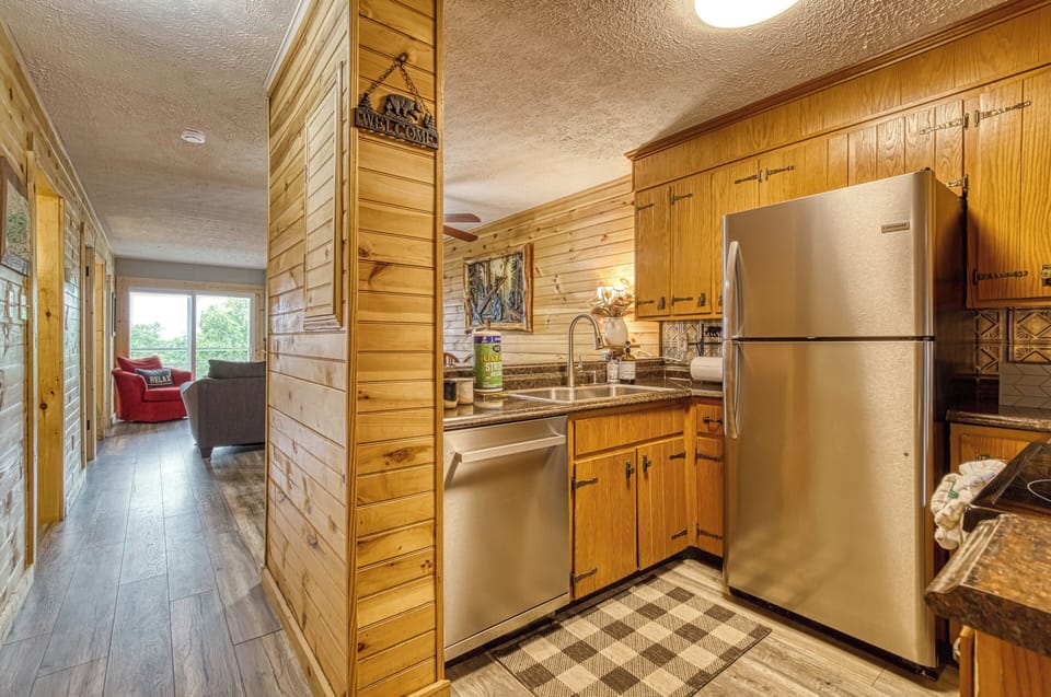 Condo in Gatlinburg "Ober the Rainbow" - Fully furnished kitchen and living room