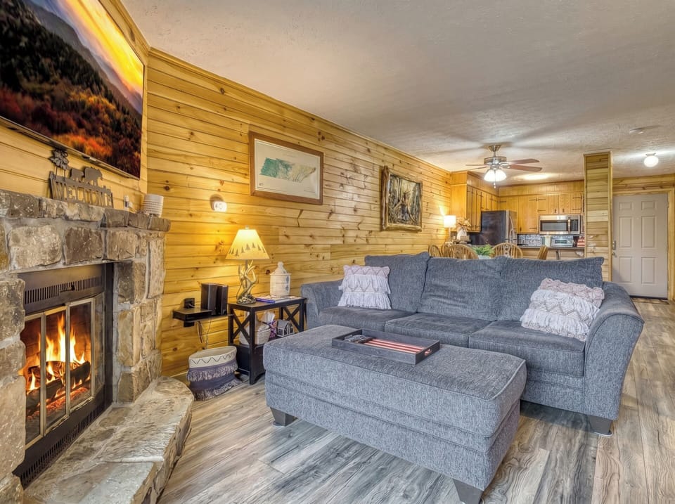 Condo in the Smokies "Ober the Rainbow" - Living room and kitchen
