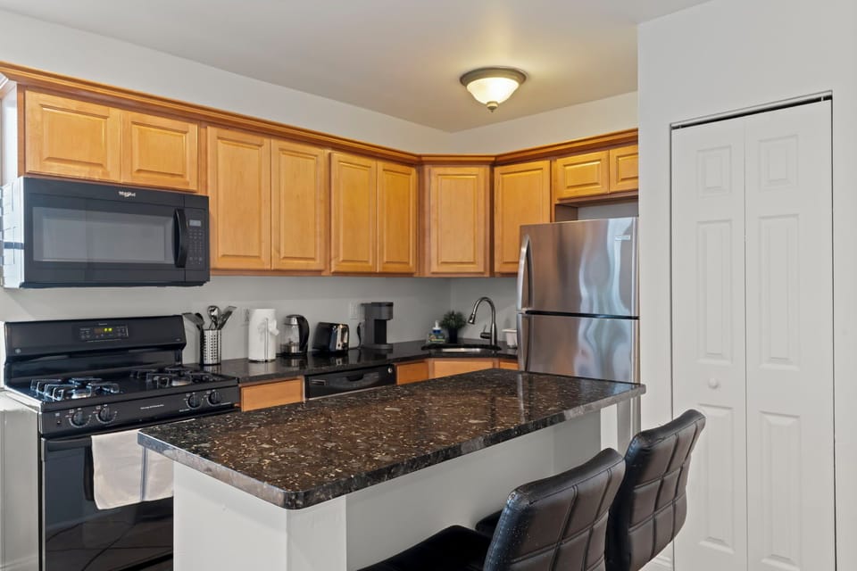 Apartment, 2 Bedrooms | Private kitchen | Coffee/tea maker, dining tables