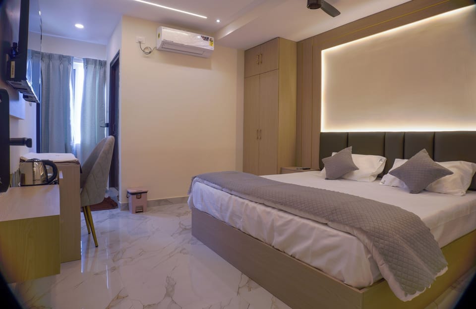 Deluxe Room | Premium bedding, desk, laptop workspace, WiFi (free)