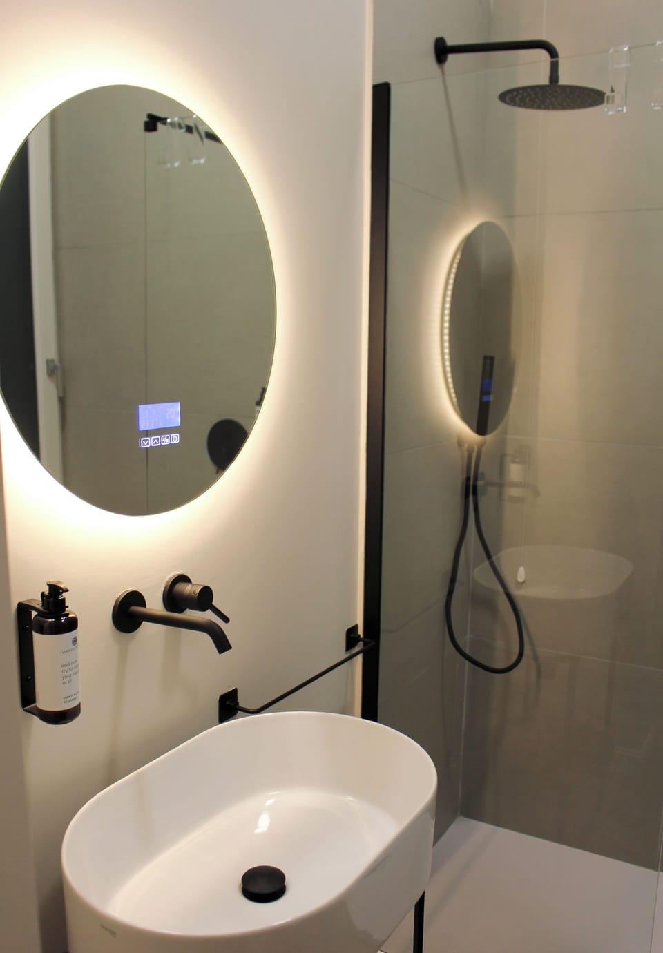 Comfort Triple Room | Bathroom | Shower, hair dryer, slippers, towels
