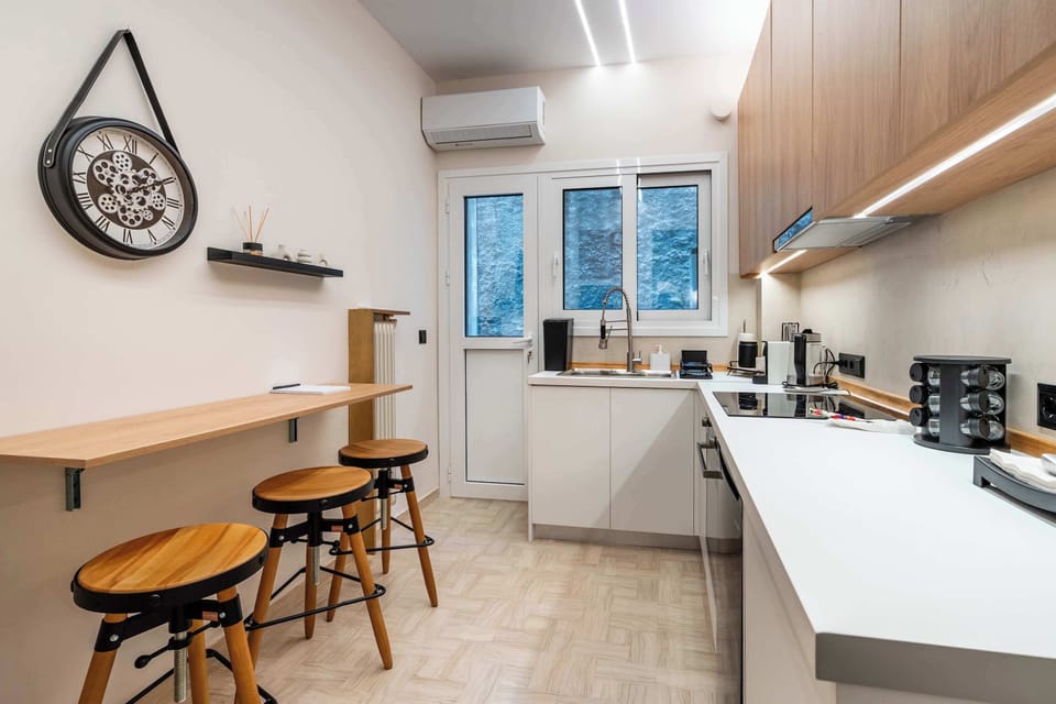 The open plan kitchen and dining area combines modern design with functionality, creating an inviting setting for meals, coffee breaks, and shared moments.