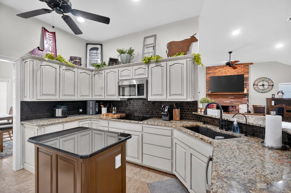 House, 4 Bedrooms | Private kitchen | Fridge, oven, coffee/tea maker, toaster