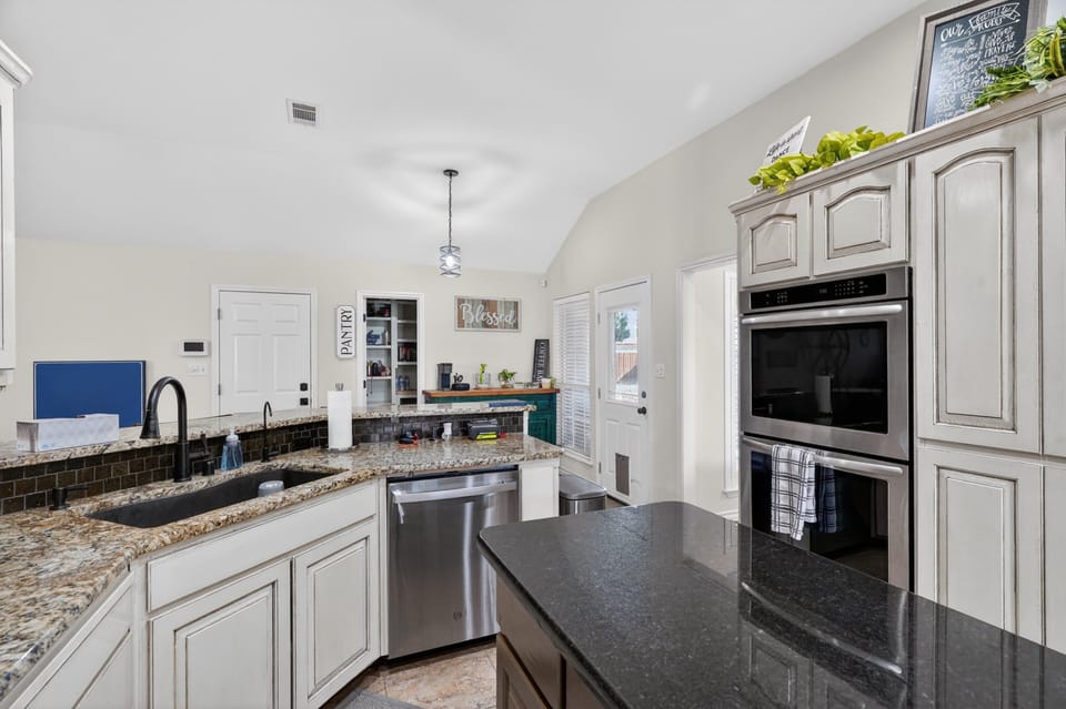 House, 4 Bedrooms | Private kitchen | Fridge, oven, coffee/tea maker, toaster