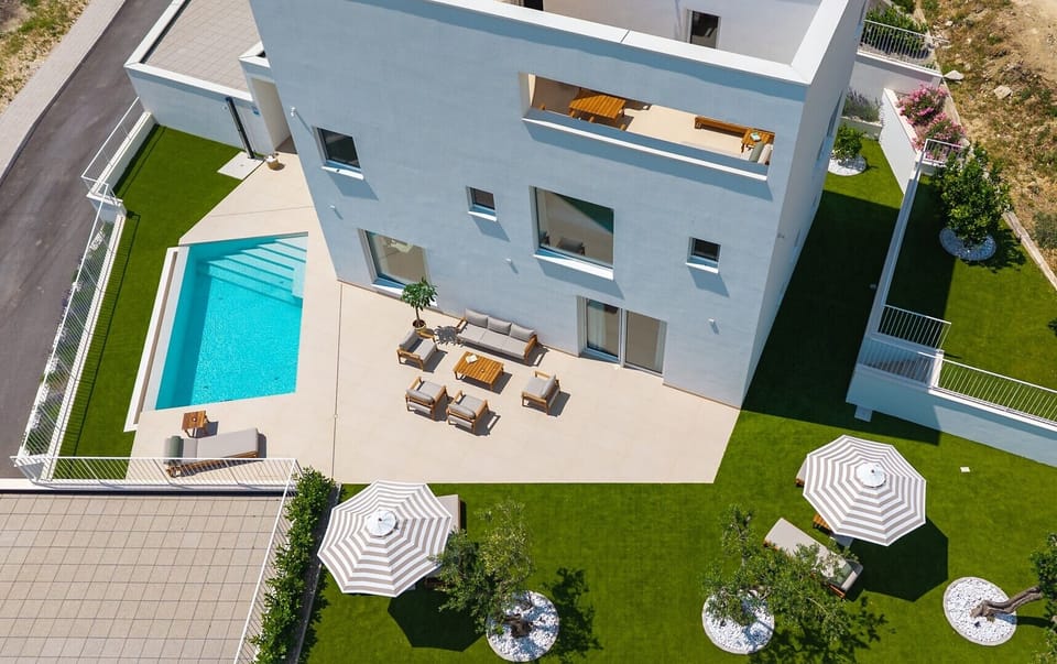 The spacious outdoor area is ideal for swimming, sunbathing, and relaxed moments beside the villa