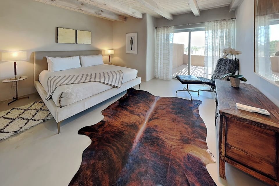 First Bedroom (Primary) - King Bed w/ En Suite