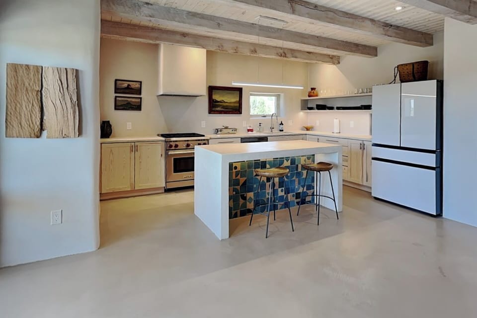 Full Kitchen - Countertop Seating for 2