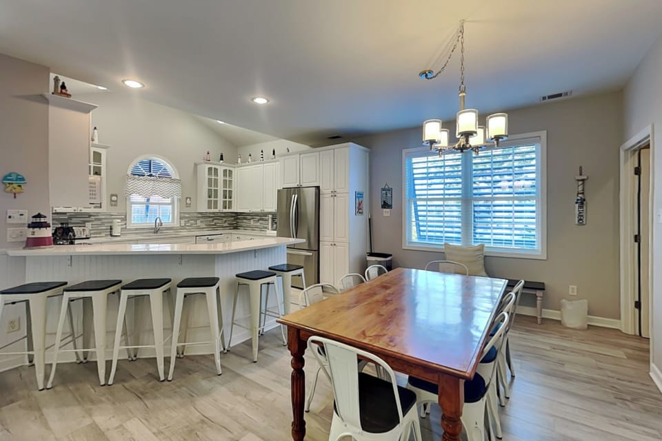 Dining Area w. Table and Bar Counter Seating