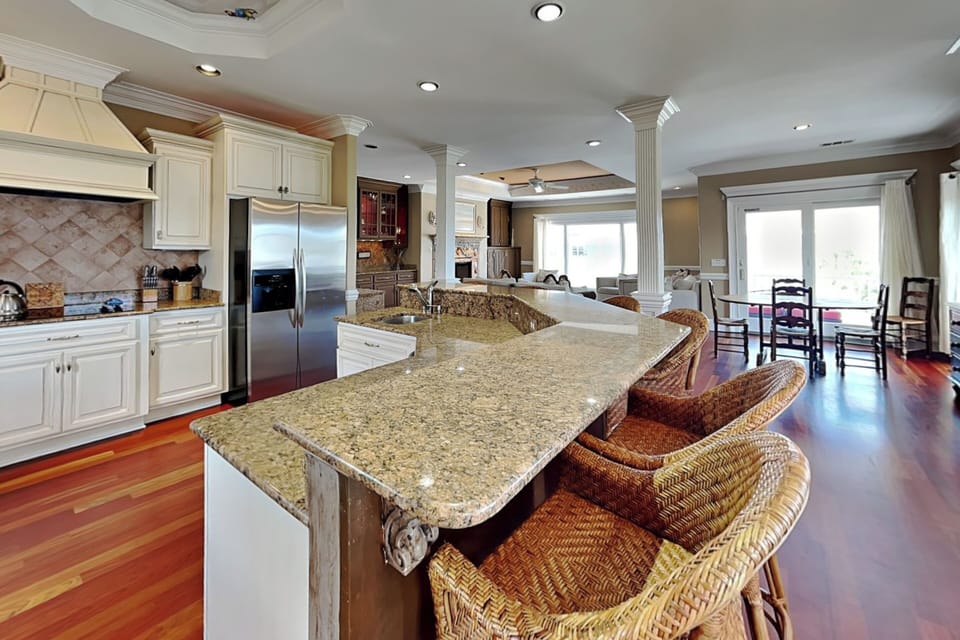 Working Kitchen Island w. Large Breakfast Bar