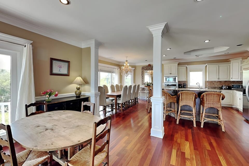 Spacious Open Floor Plan w. Plenty of Dining Space for the Whole Crew