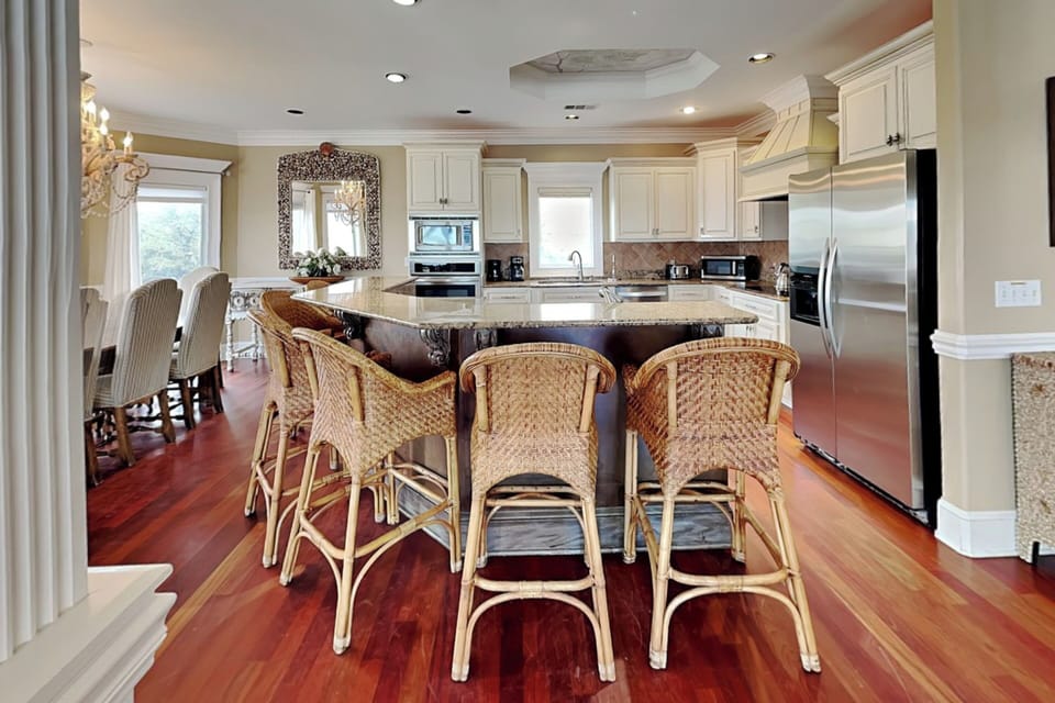 Open Kitchen w. Large Island + Bar Counter Seating
