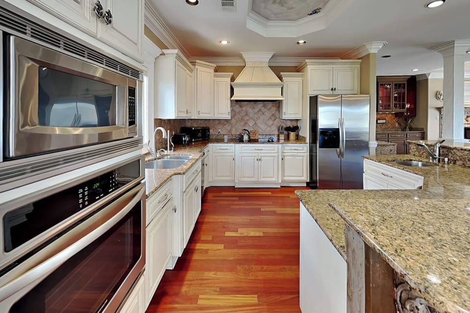 Upgraded Kitchen w. Stainless Steel Appliances