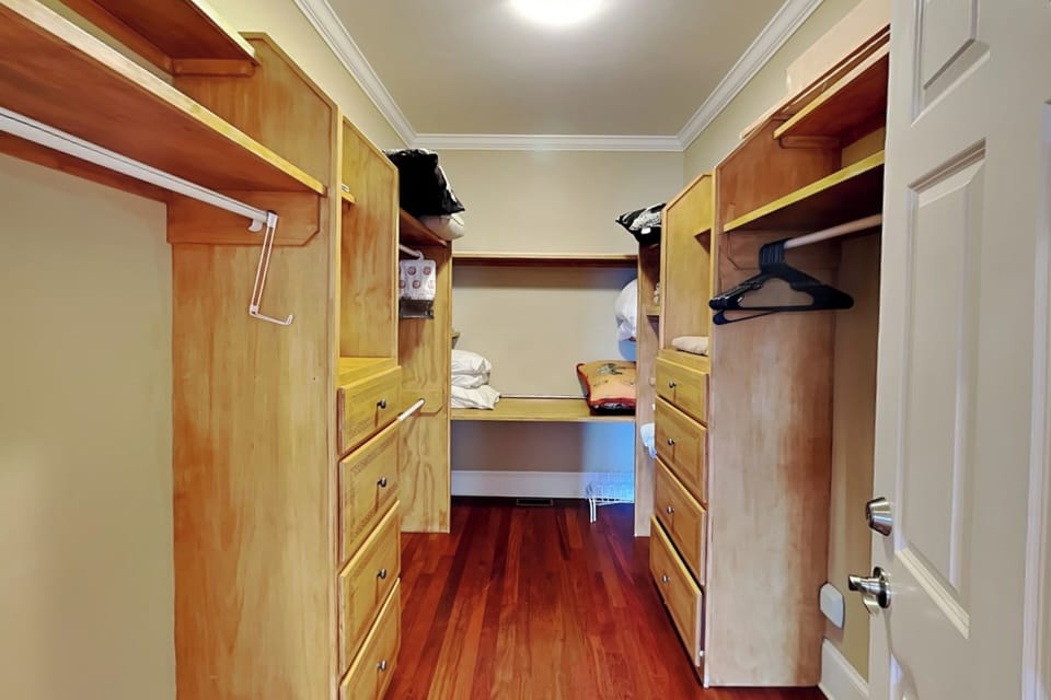 Primary Bedroom w. Large Walk-In Closet