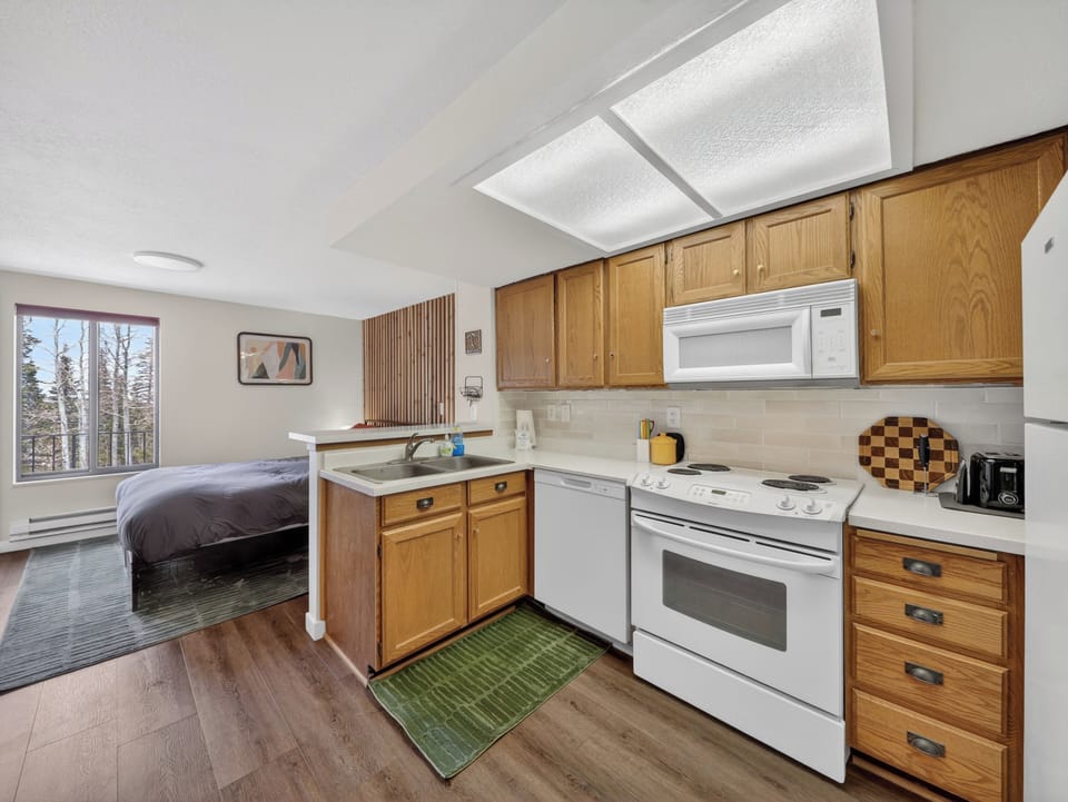 Fully equipped kitchen with everything you need for cozy breakfasts, après-ski snacks, or a night in