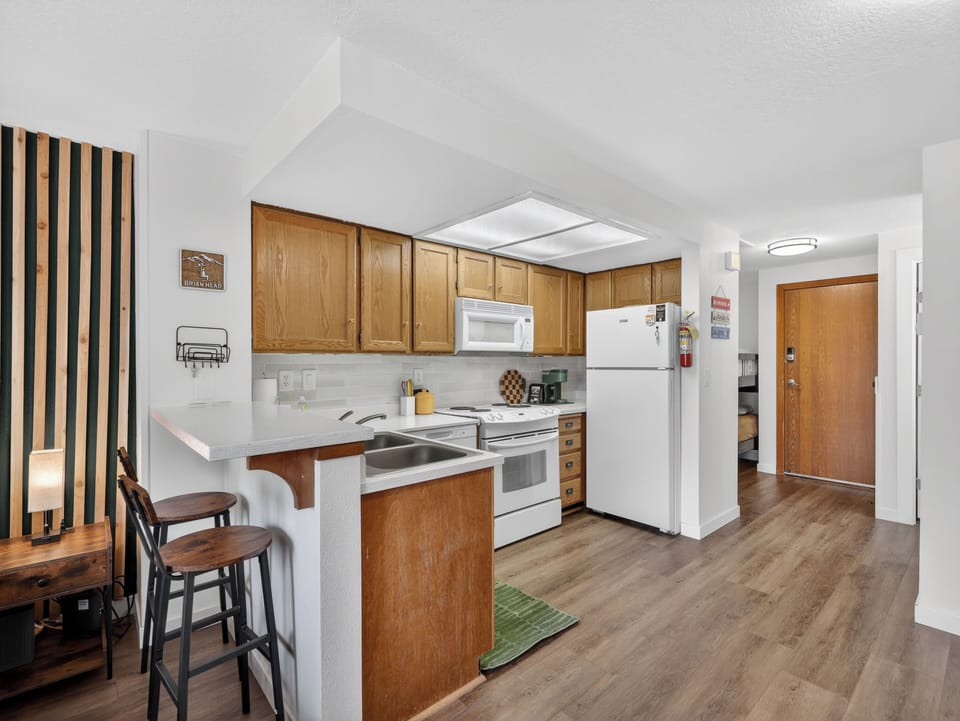 Fully equipped kitchen with everything you need for cozy breakfasts, après-ski snacks, or a night in