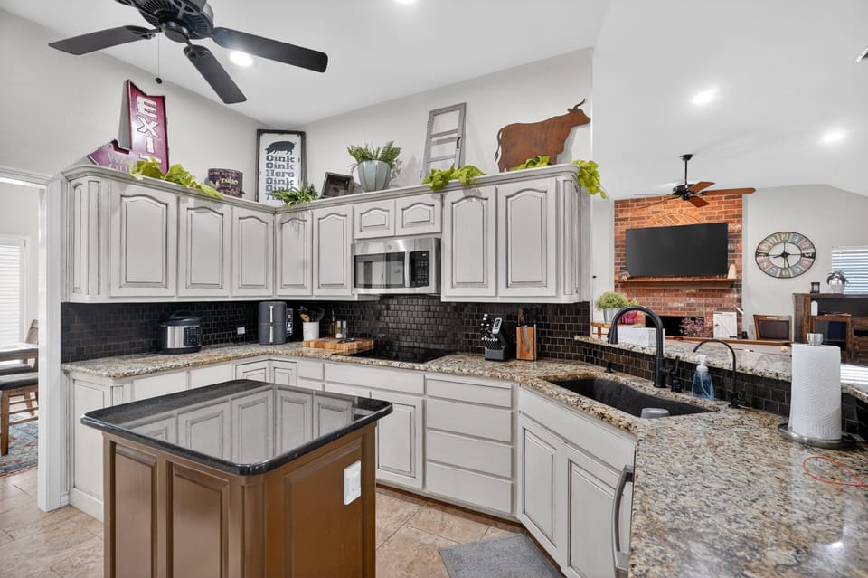 Indoors, Kitchen, Screen, Appliance, Microwave