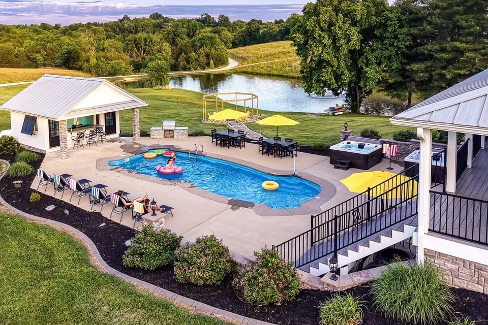 Private HEATED POOL w/ Pool House & 2 Hot Tubs!!!